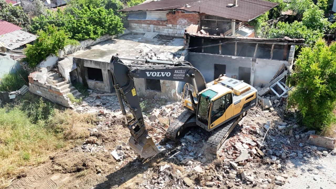 NAZİLLİ’DE 25’İNCİ METRUK BİNA YIKILDI