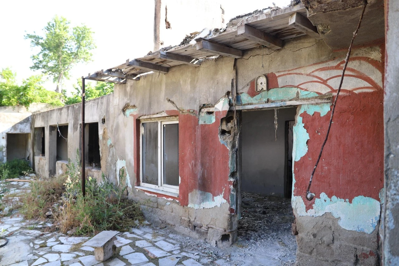 NAZİLLİ’DE 25’İNCİ METRUK BİNA YIKILDI