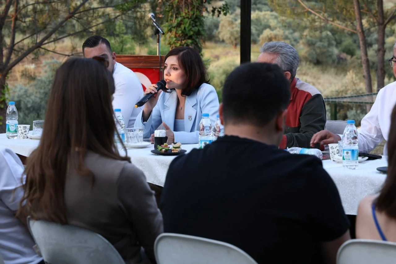 ASLI ÖKMEN GENÇLERLE BULUŞTU: “İYİ Kİ GENÇLER VAR, İYİ Kİ UMUT VAR”
