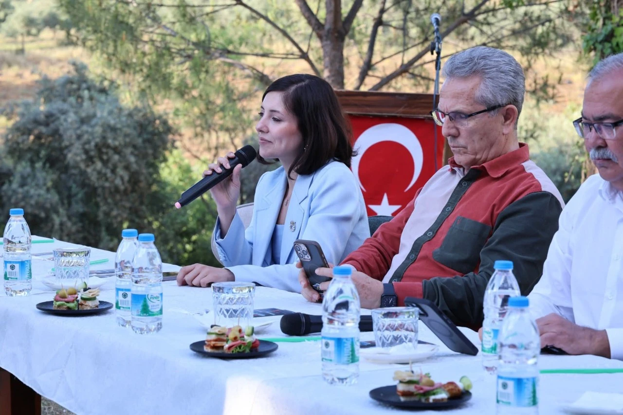 ASLI ÖKMEN GENÇLERLE BULUŞTU: “İYİ Kİ GENÇLER VAR, İYİ Kİ UMUT VAR”