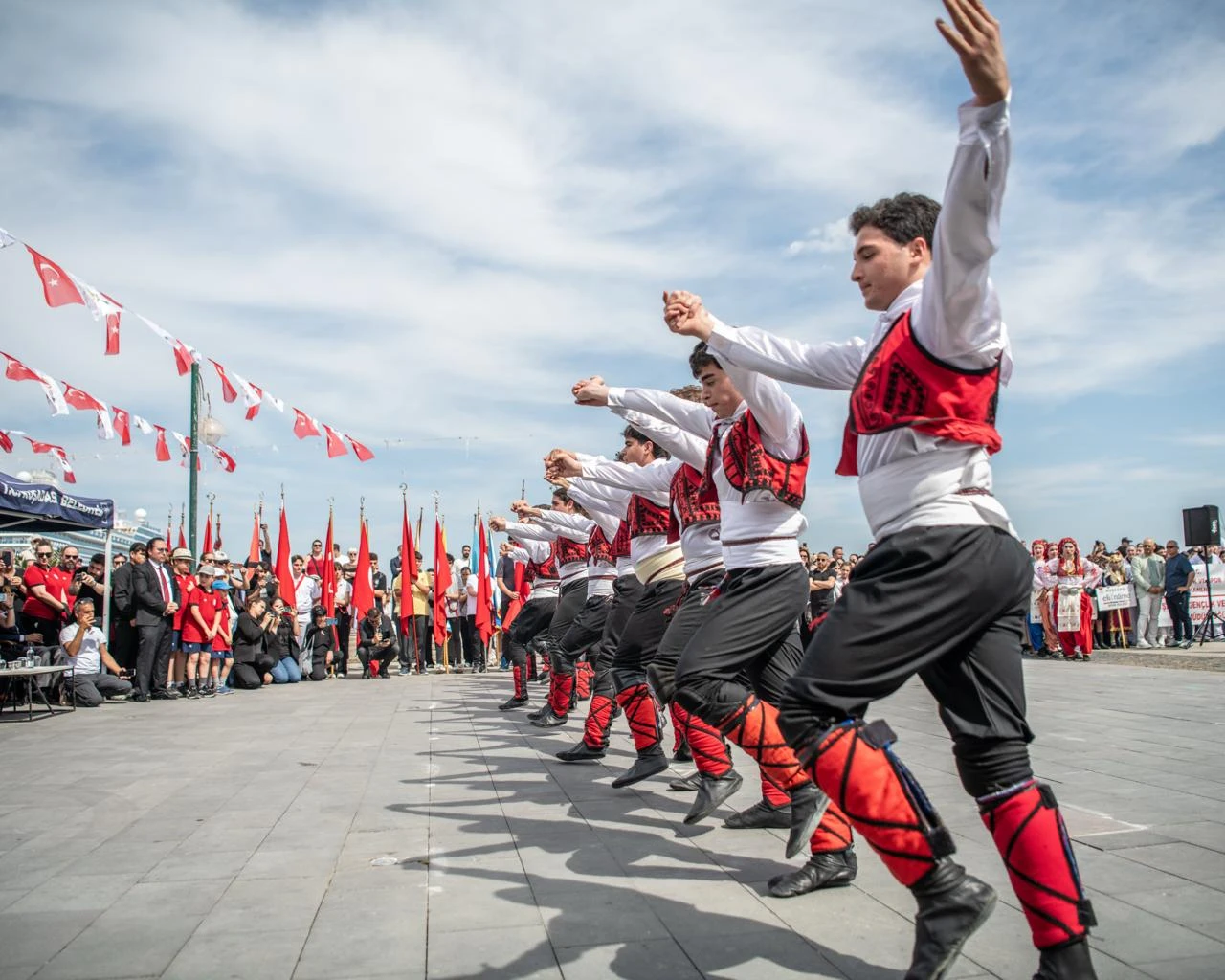 KUŞADASI’NDA 19 MAYIS BÜYÜK BİR COŞKUYLA KUTLANDI