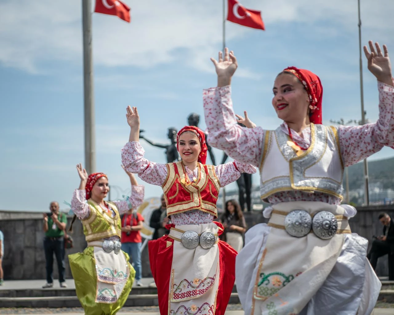 KUŞADASI’NDA 19 MAYIS BÜYÜK BİR COŞKUYLA KUTLANDI