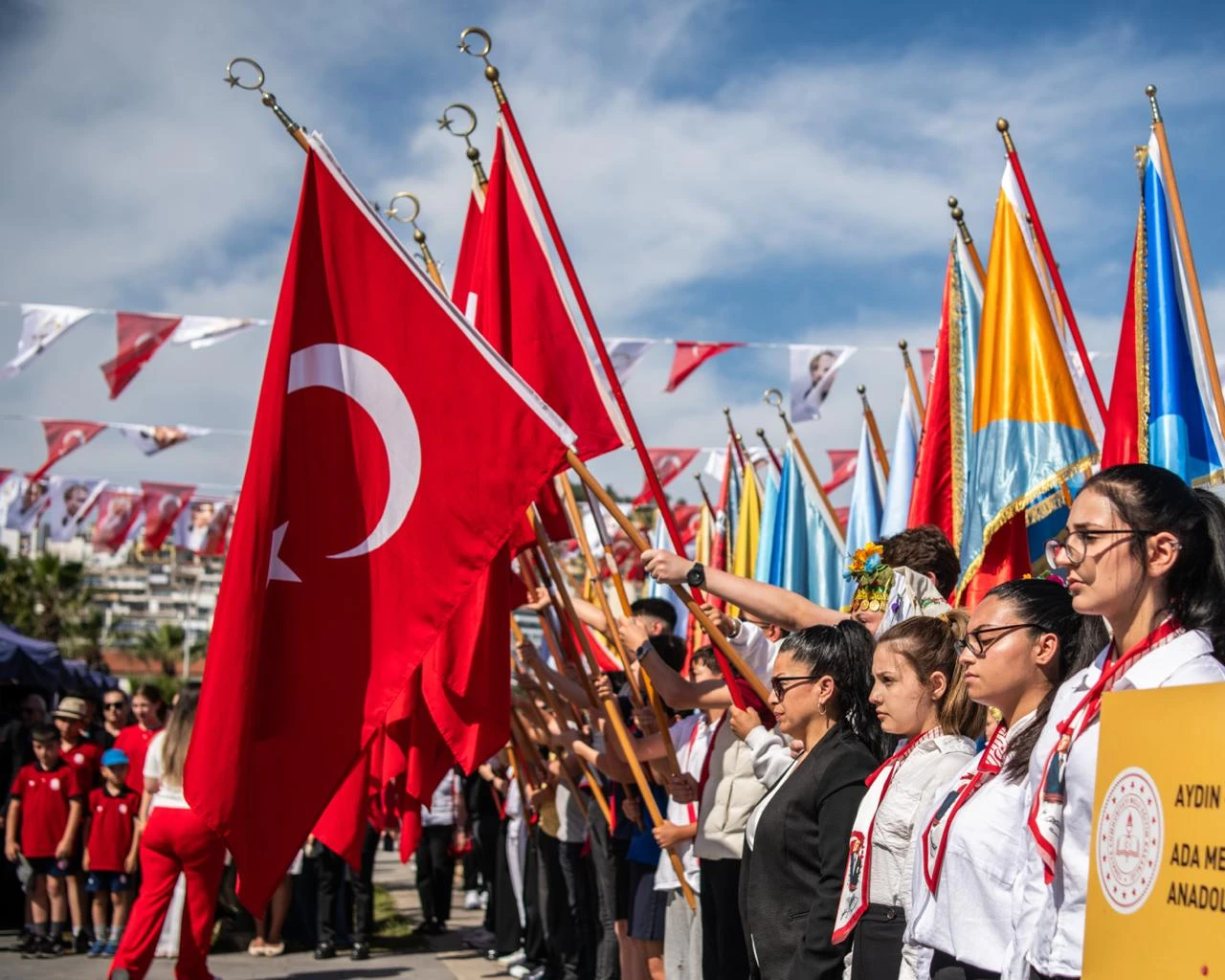 KUŞADASI’NDA 19 MAYIS BÜYÜK BİR COŞKUYLA KUTLANDI