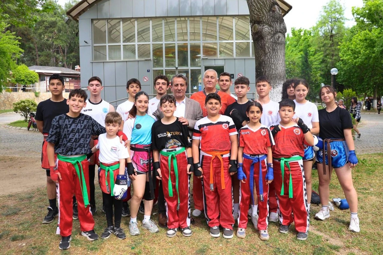 EFELER’DE 19 MAYIS COŞKUSU GENÇLİK ŞENLİĞİ İLE YAŞANDI