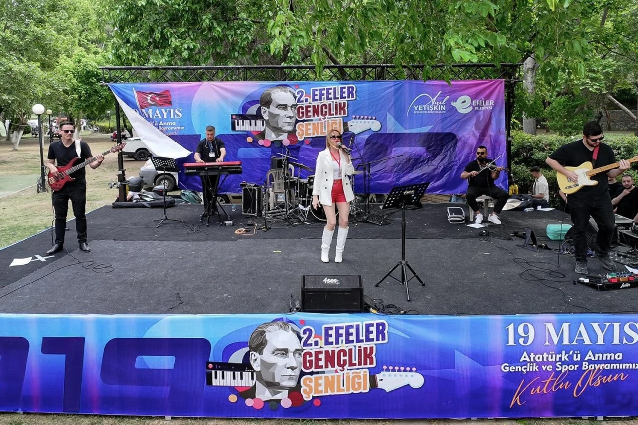 EFELER’DE 19 MAYIS COŞKUSU GENÇLİK ŞENLİĞİ İLE YAŞANDI