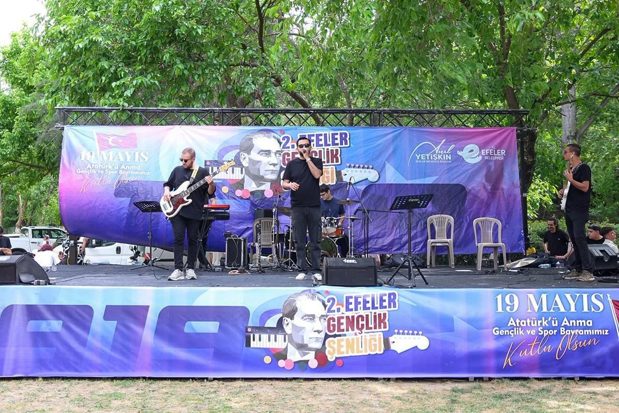 EFELER’DE 19 MAYIS COŞKUSU GENÇLİK ŞENLİĞİ İLE YAŞANDI