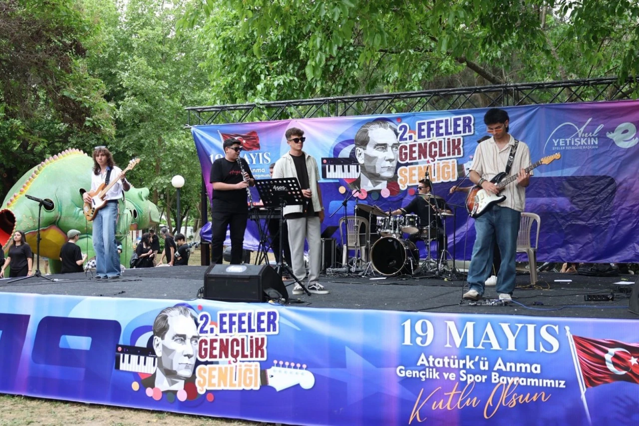 EFELER’DE 19 MAYIS COŞKUSU GENÇLİK ŞENLİĞİ İLE YAŞANDI
