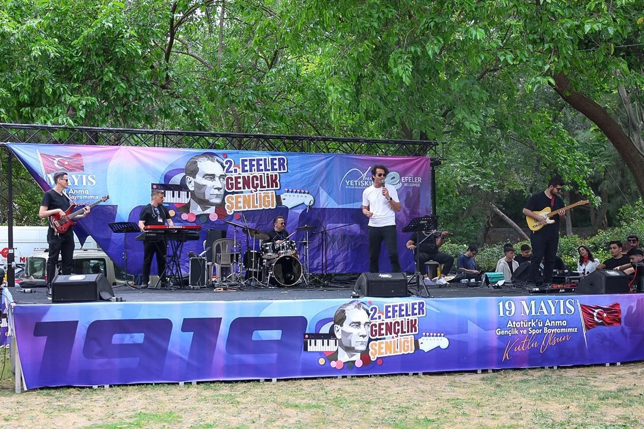 EFELER’DE 19 MAYIS COŞKUSU GENÇLİK ŞENLİĞİ İLE YAŞANDI