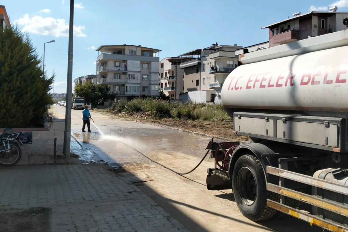 EFELER BELEDİYESİ’NDEN ANINDA MÜDAHALE: ÇAMUR DERYASINA DÖNEN SOKAK HIZLA TEMİZLENDİ