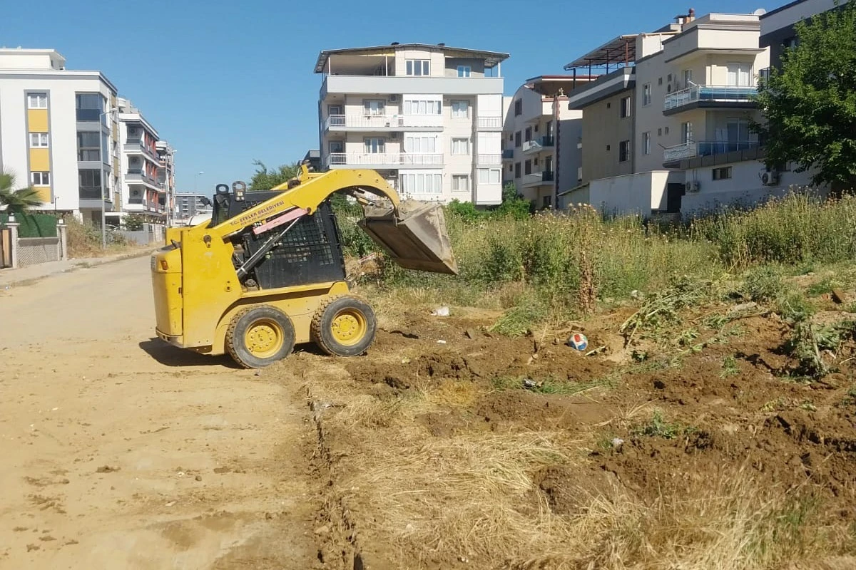 EFELER BELEDİYESİ’NDEN ANINDA MÜDAHALE: ÇAMUR DERYASINA DÖNEN SOKAK HIZLA TEMİZLENDİ