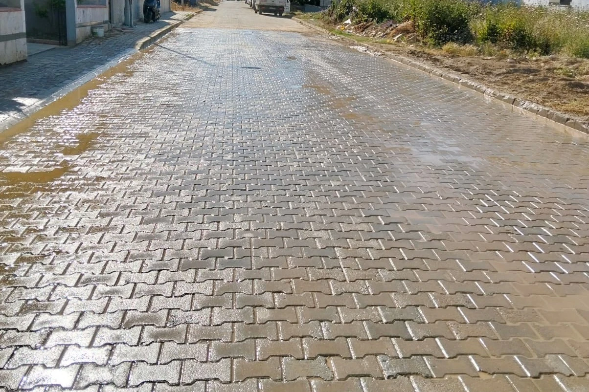 EFELER BELEDİYESİ’NDEN ANINDA MÜDAHALE: ÇAMUR DERYASINA DÖNEN SOKAK HIZLA TEMİZLENDİ