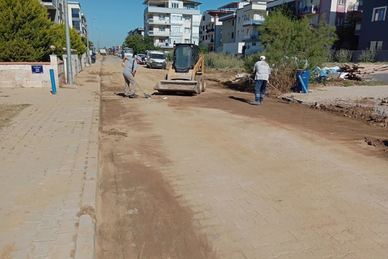EFELER BELEDİYESİ’NDEN ANINDA MÜDAHALE: ÇAMUR DERYASINA DÖNEN SOKAK HIZLA TEMİZLENDİ
