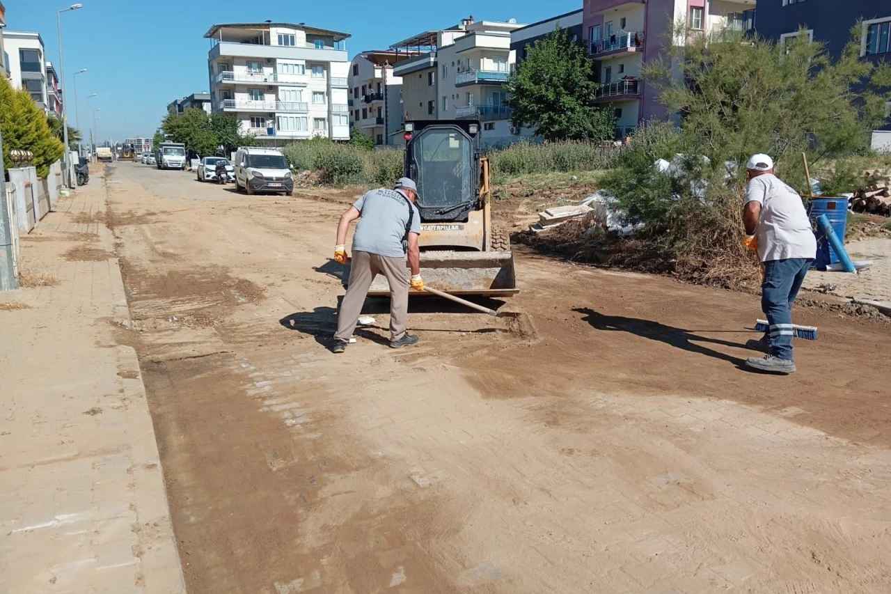 EFELER BELEDİYESİ’NDEN ANINDA MÜDAHALE: ÇAMUR DERYASINA DÖNEN SOKAK HIZLA TEMİZLENDİ