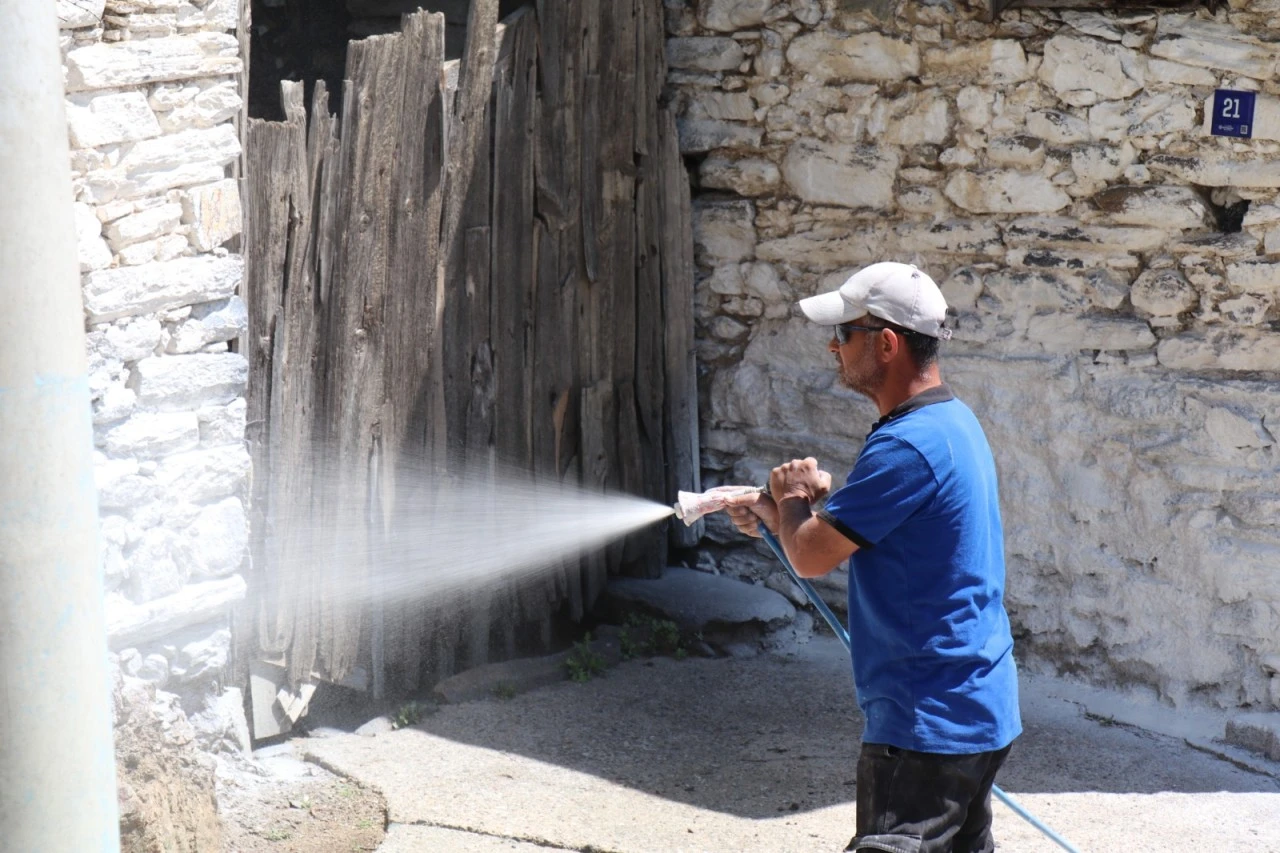 BOZDOĞAN’DA HAŞEREYE KARŞI KİREÇLEME ÇALIŞMALARI SÜRÜYOR