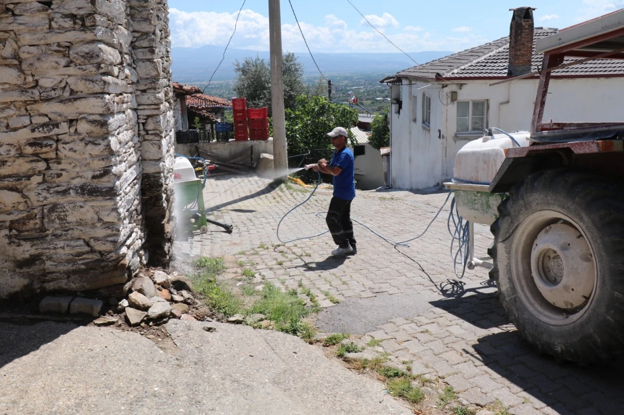 BOZDOĞAN’DA HAŞEREYE KARŞI KİREÇLEME ÇALIŞMALARI SÜRÜYOR
