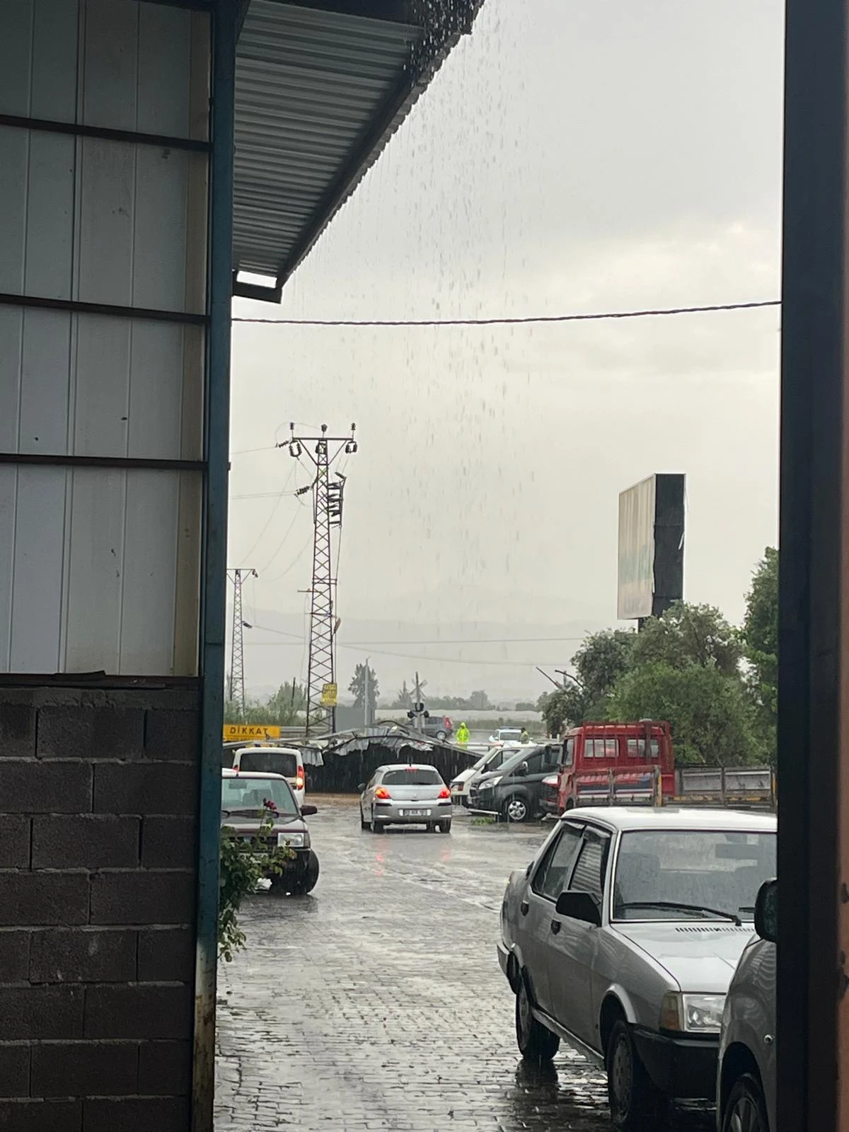 KÖŞK’TE ANİ YAĞIŞ HAYATI FELÇ ETTİ