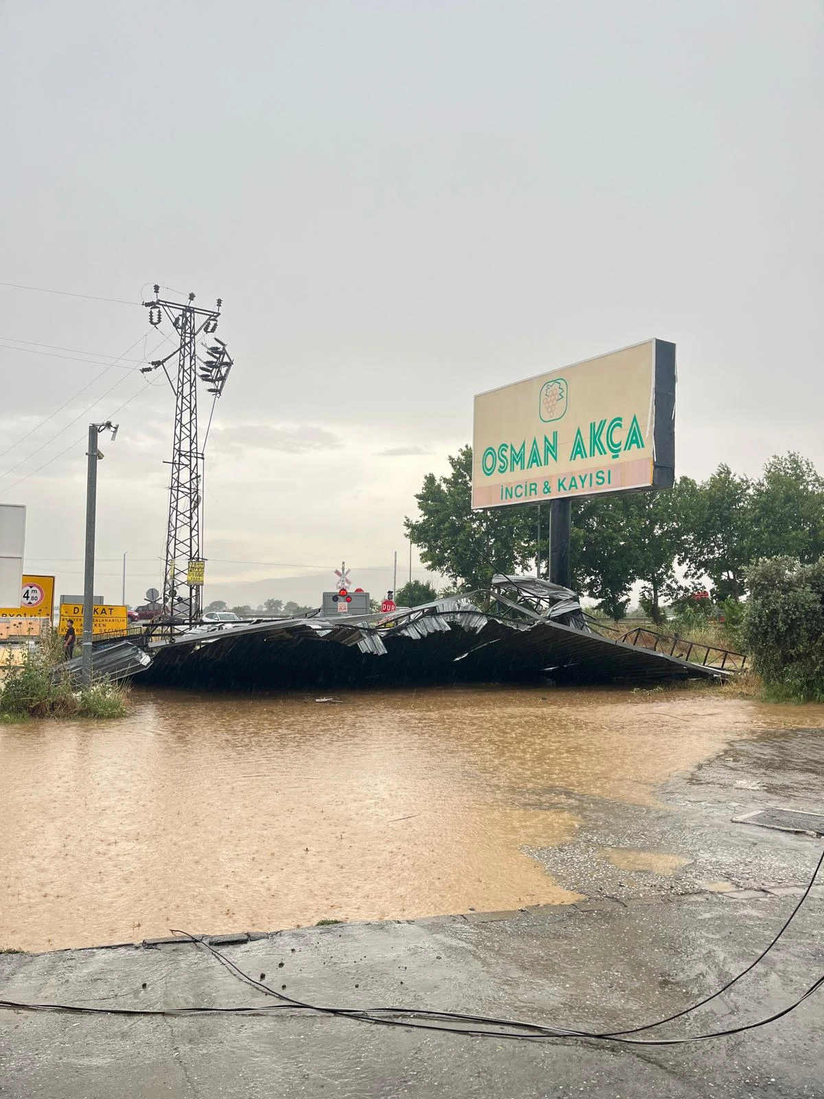 KÖŞK’TE ANİ YAĞIŞ HAYATI FELÇ ETTİ