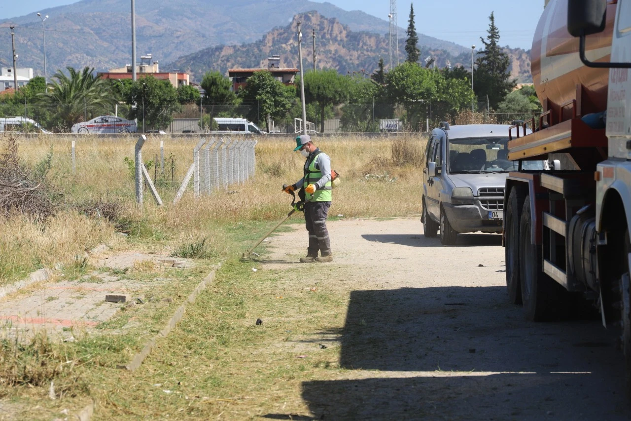 NAZİLLİ BELEDİYESİ’NDEN PARK VE YEŞİL ALANLARDA TEMİZLİK SEFERBERLİĞİ