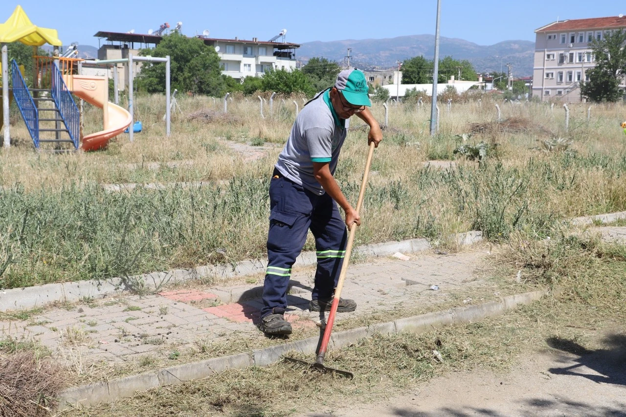 NAZİLLİ BELEDİYESİ’NDEN PARK VE YEŞİL ALANLARDA TEMİZLİK SEFERBERLİĞİ