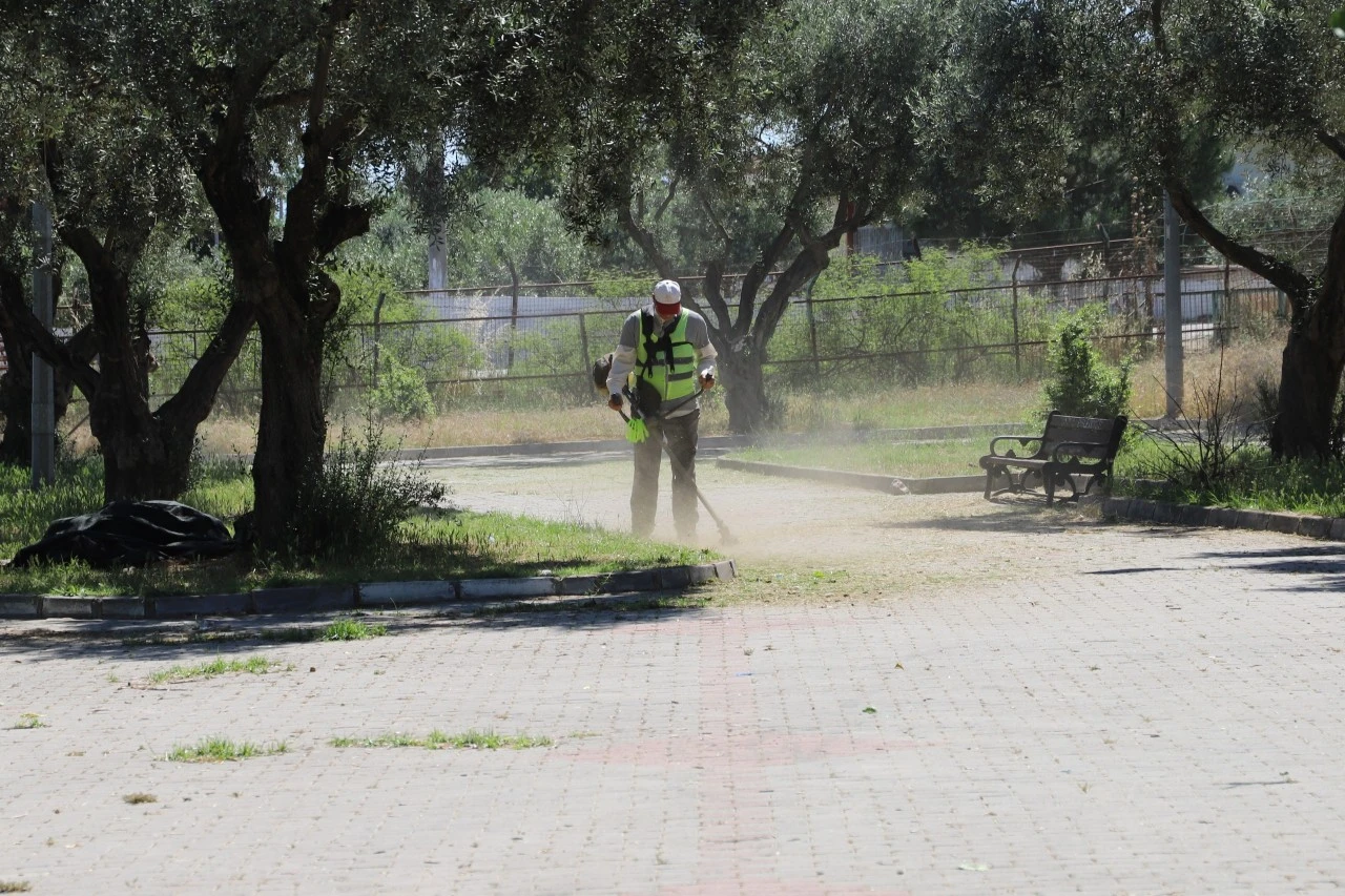 NAZİLLİ BELEDİYESİ’NDEN PARK VE YEŞİL ALANLARDA TEMİZLİK SEFERBERLİĞİ
