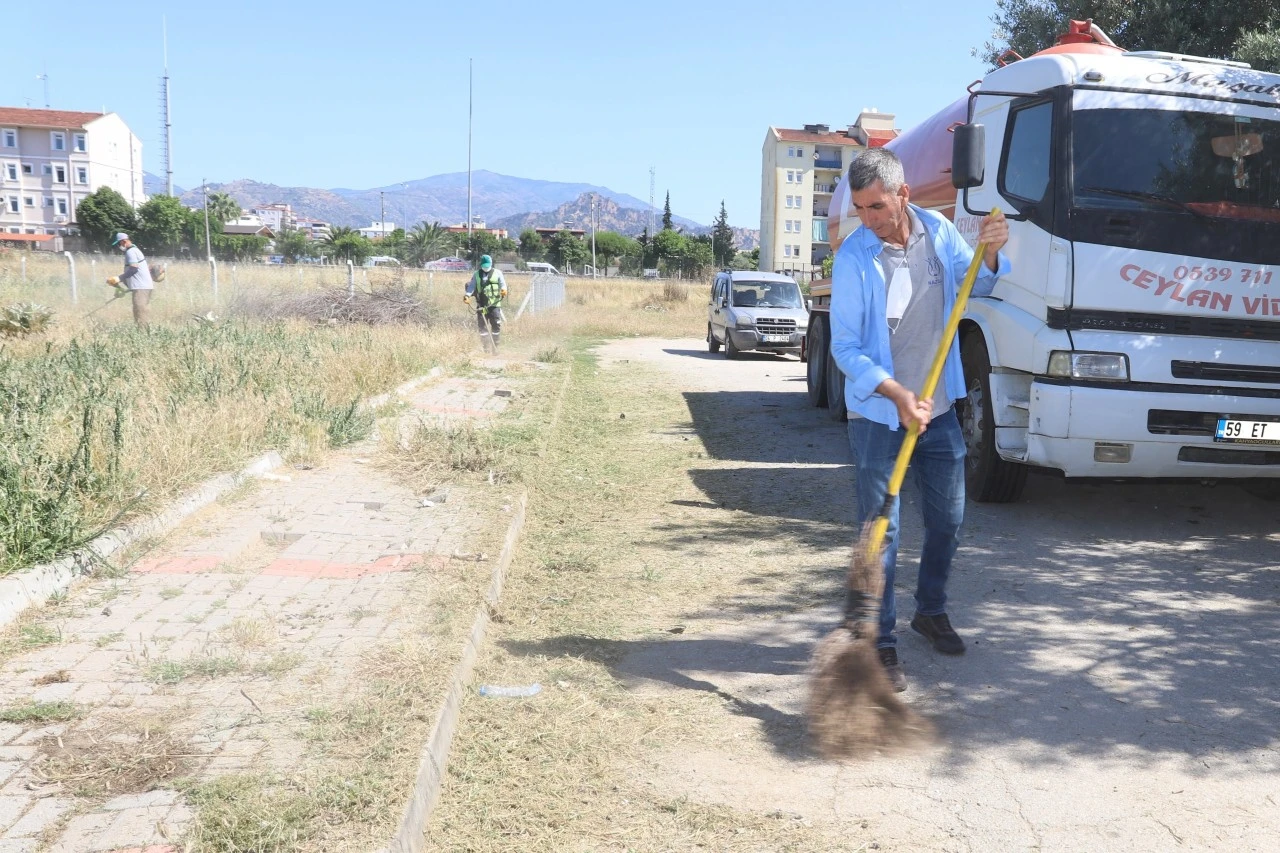 NAZİLLİ BELEDİYESİ’NDEN PARK VE YEŞİL ALANLARDA TEMİZLİK SEFERBERLİĞİ