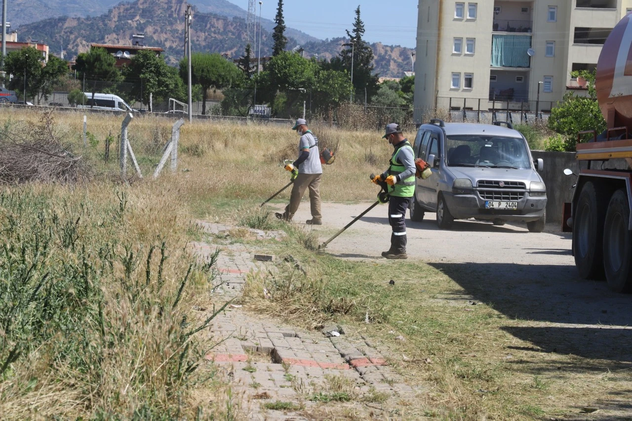 NAZİLLİ BELEDİYESİ’NDEN PARK VE YEŞİL ALANLARDA TEMİZLİK SEFERBERLİĞİ