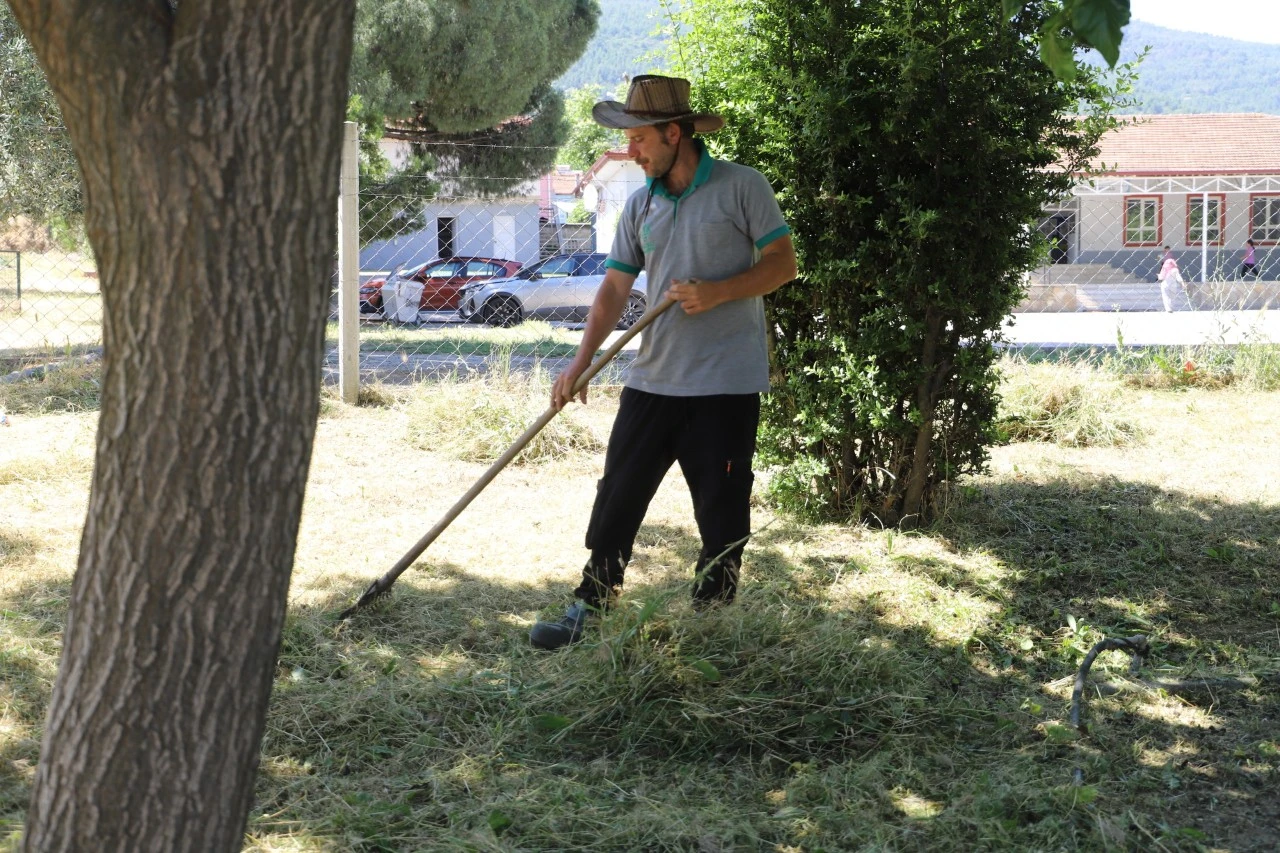 NAZİLLİ BELEDİYESİ’NDEN PARK VE YEŞİL ALANLARDA TEMİZLİK SEFERBERLİĞİ