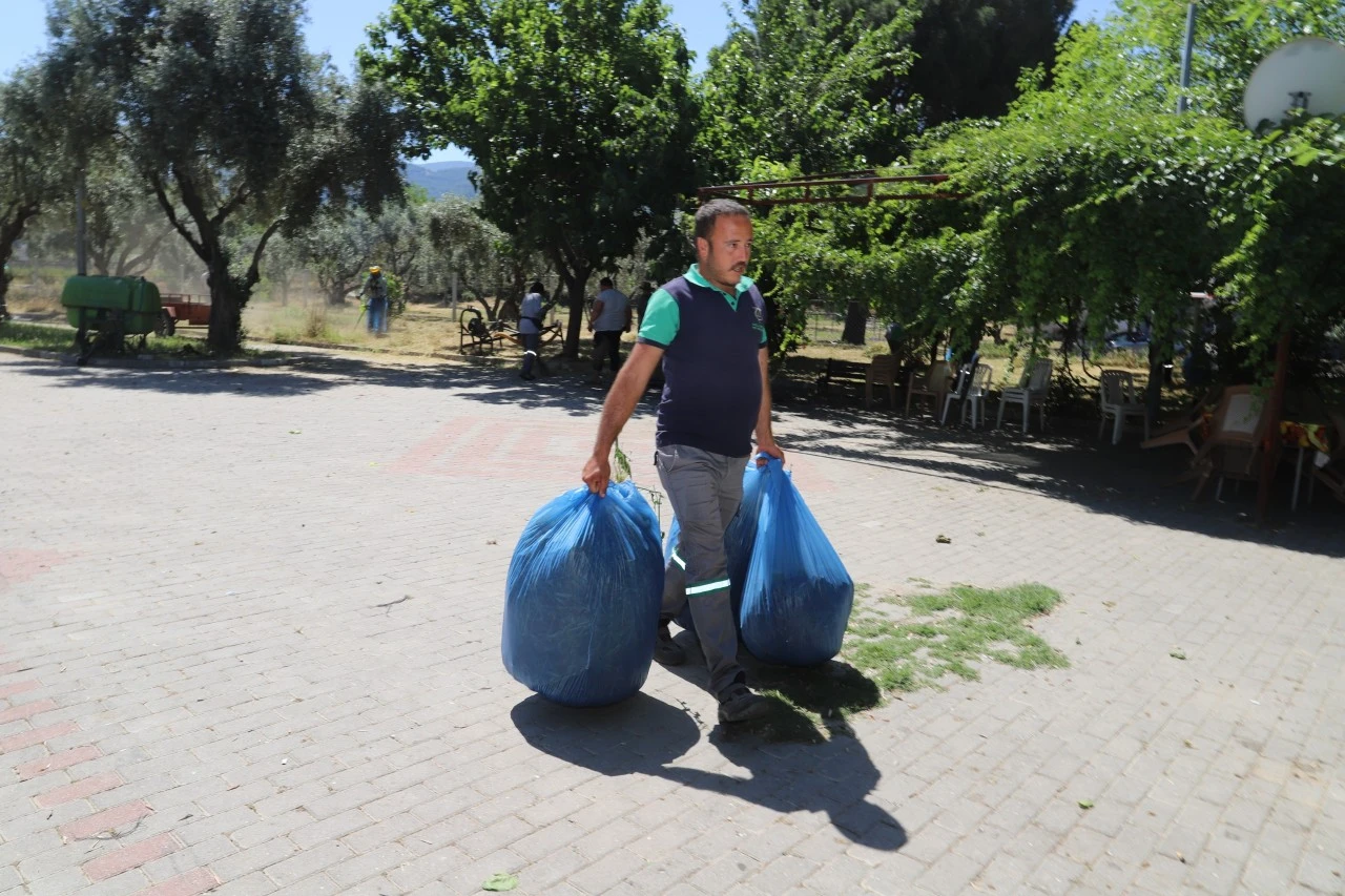 NAZİLLİ BELEDİYESİ’NDEN PARK VE YEŞİL ALANLARDA TEMİZLİK SEFERBERLİĞİ