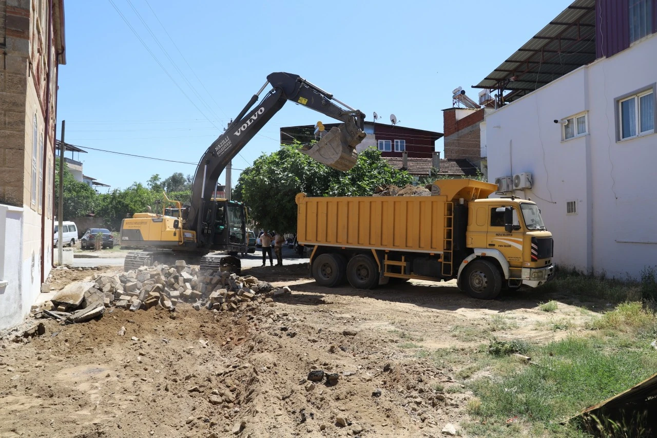NAZİLLİ BELEDİYESİ YOL YENİLEME ÇALIŞMALARINA HIZ KESMEDEN DEVAM EDİYOR