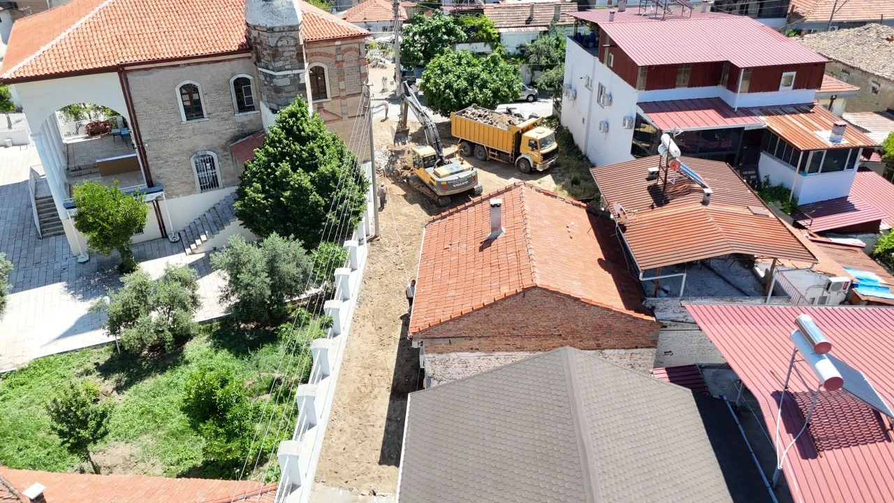 NAZİLLİ BELEDİYESİ YOL YENİLEME ÇALIŞMALARINA HIZ KESMEDEN DEVAM EDİYOR