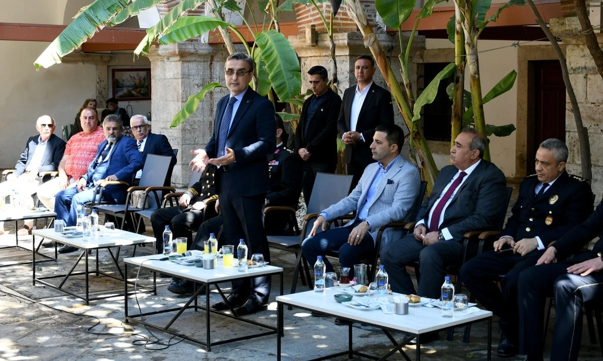 Kuşadası’nda ilçe protokolü vatandaşlar ile bayramlaştı