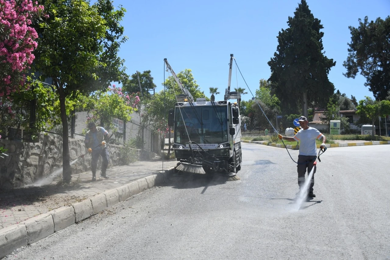 KUŞADASI'NDA TEMİZLİKTE YENİ DÖNEM: “KÜÇÜK DEV” BUCHER GÖREVE BAŞLADI