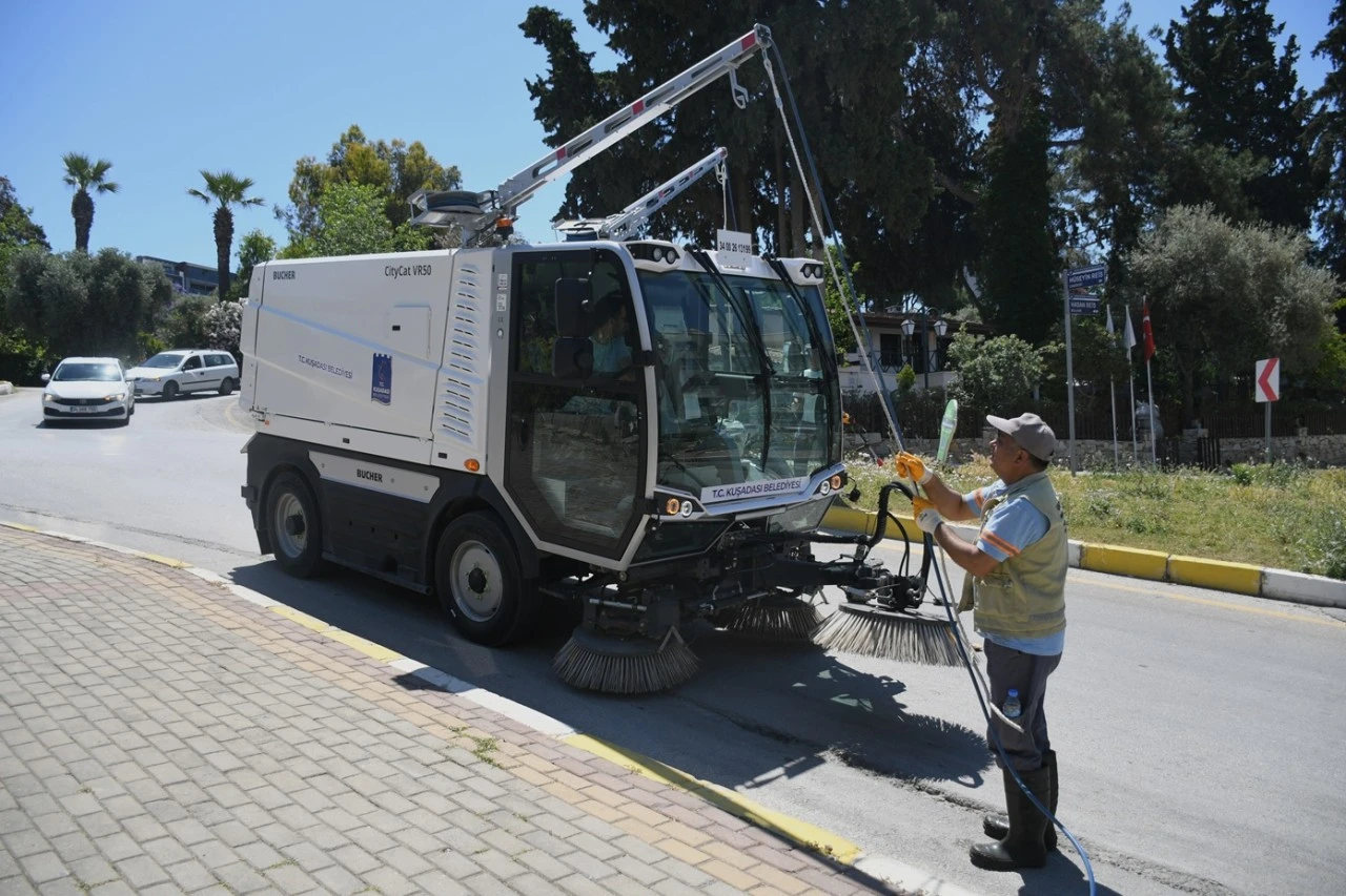 KUŞADASI'NDA TEMİZLİKTE YENİ DÖNEM: “KÜÇÜK DEV” BUCHER GÖREVE BAŞLADI