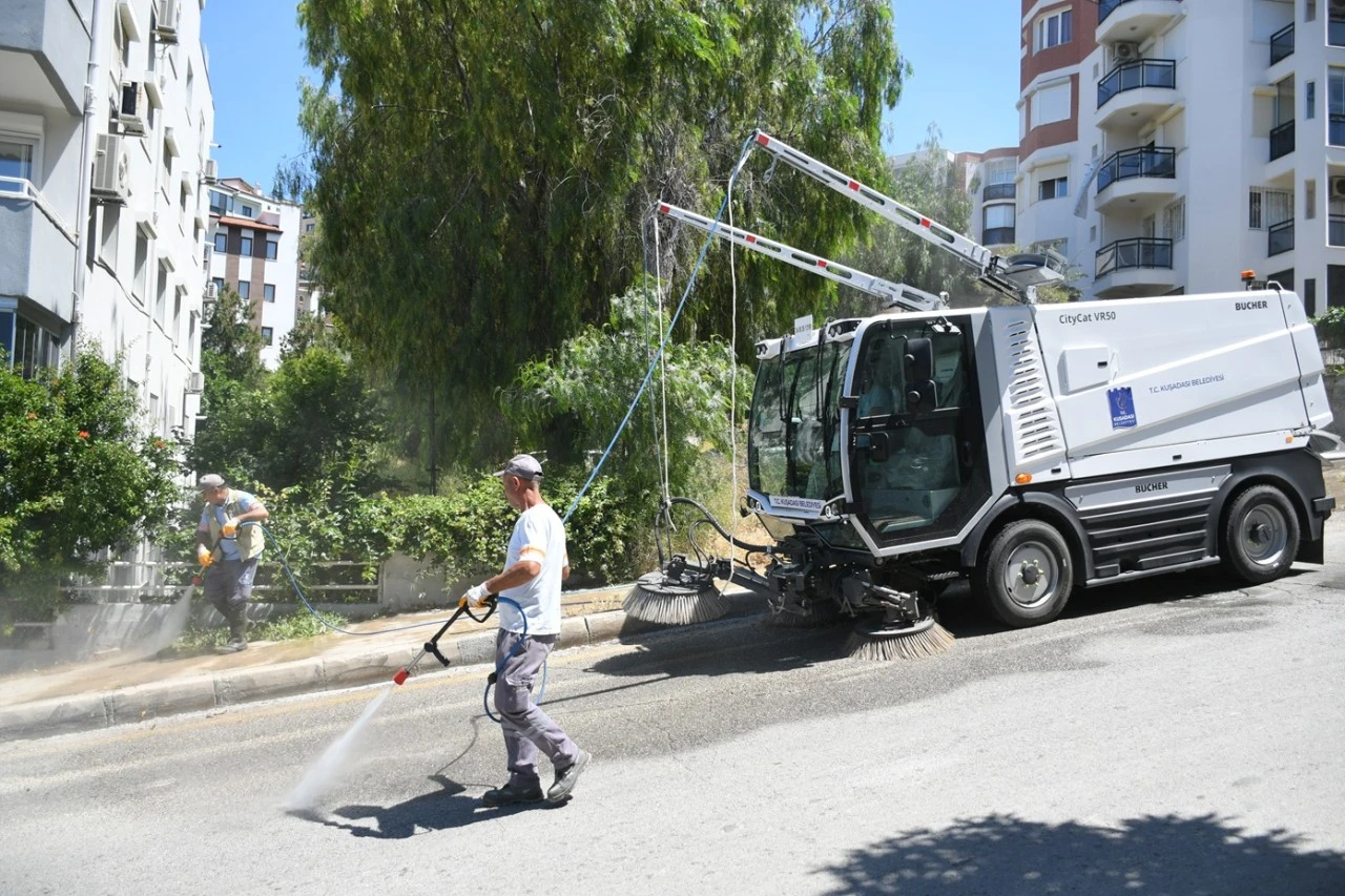 KUŞADASI'NDA TEMİZLİKTE YENİ DÖNEM: “KÜÇÜK DEV” BUCHER GÖREVE BAŞLADI