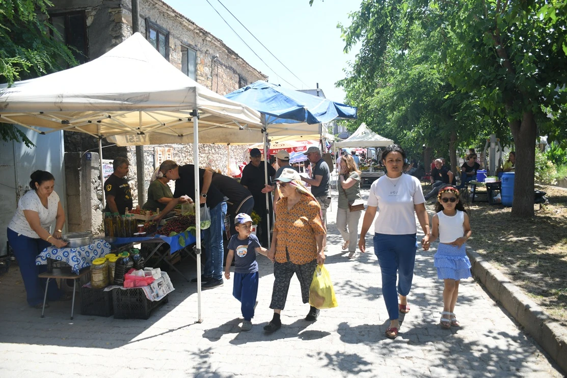 KUŞADASI’NDA ‘KİRAZ ŞENLİĞİ’ COŞKUYLA BAŞLADI