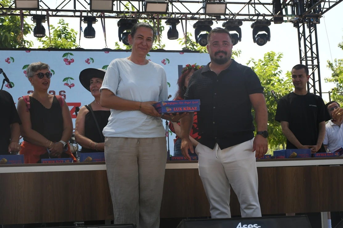 KUŞADASI’NDA ‘KİRAZ ŞENLİĞİ’ COŞKUYLA BAŞLADI