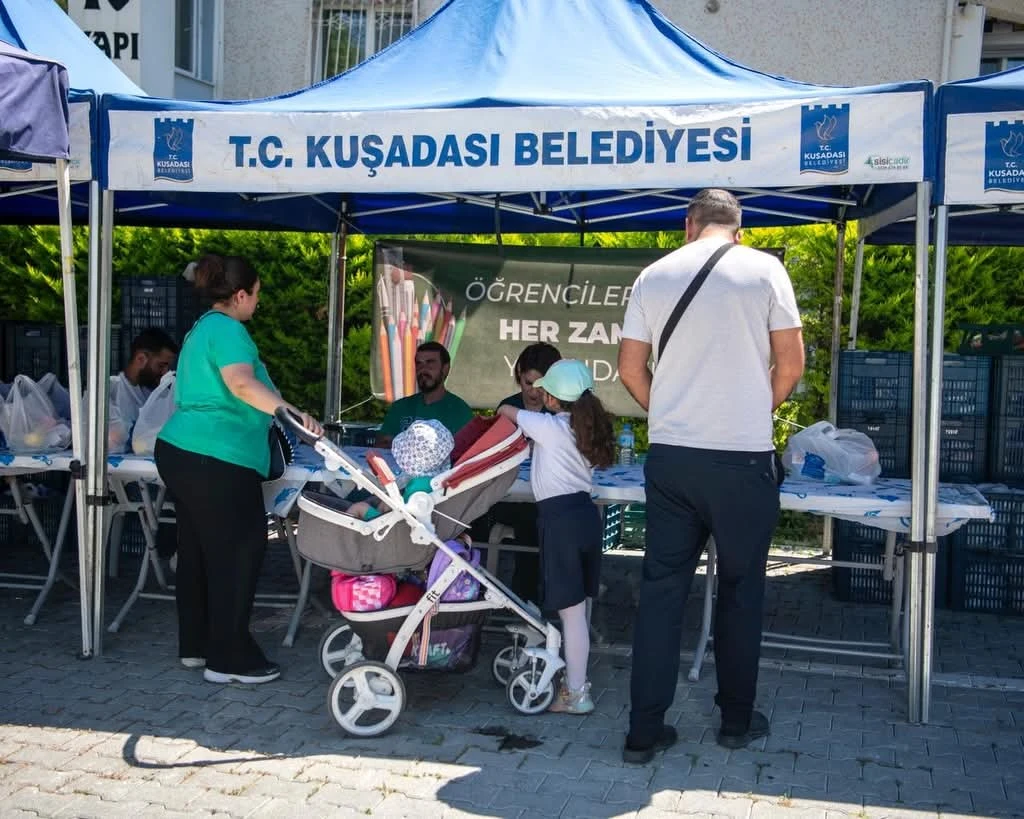UŞADASI BELEDİYESİ ÖĞRENCİLERE 122 BİN BESLENME PAKETİ ULAŞTIRDI