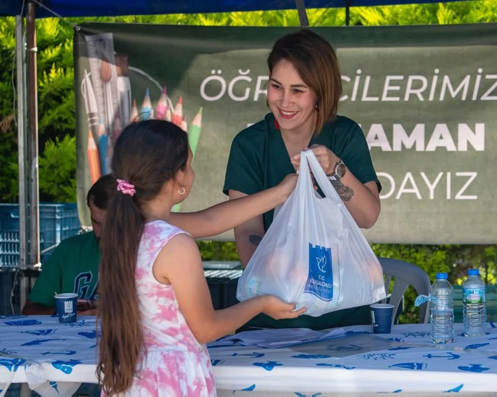 UŞADASI BELEDİYESİ ÖĞRENCİLERE 122 BİN BESLENME PAKETİ ULAŞTIRDI