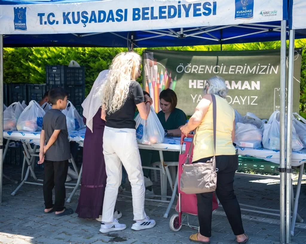 UŞADASI BELEDİYESİ ÖĞRENCİLERE 122 BİN BESLENME PAKETİ ULAŞTIRDI