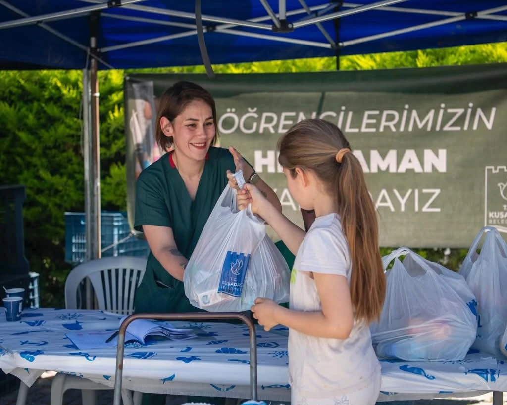 UŞADASI BELEDİYESİ ÖĞRENCİLERE 122 BİN BESLENME PAKETİ ULAŞTIRDI