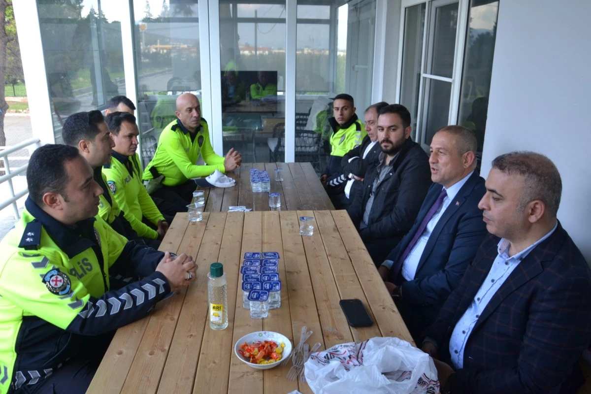 ABAK'TAN NAZİLLİ'DE GÖREV YAPAN EMNİYET GÜÇLERİNE BAYRAM ZİYARETİ