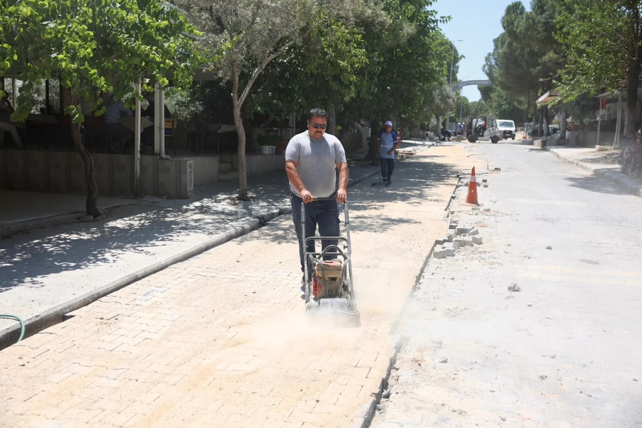 DİDİM BELEDİYESİ BALAT MAHALLESİ’NDE TAŞ DÖŞEME ÇALIŞMALARINI SÜRDÜRÜYOR