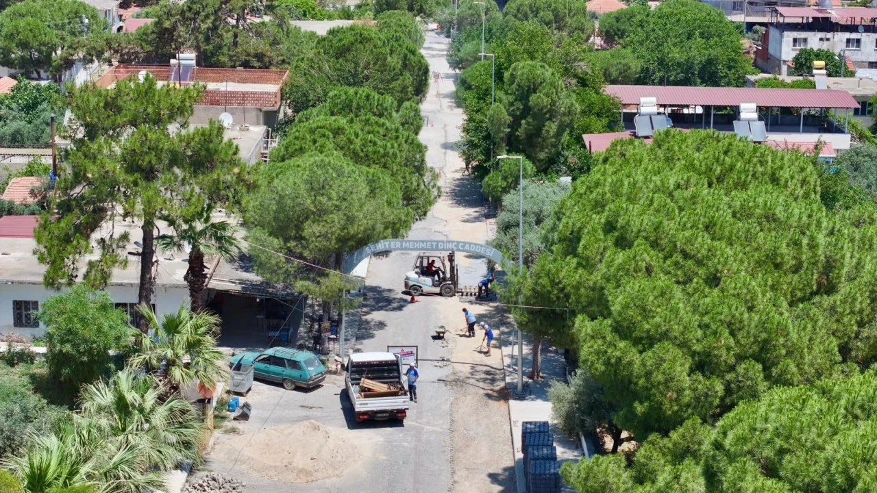 DİDİM BELEDİYESİ BALAT MAHALLESİ’NDE TAŞ DÖŞEME ÇALIŞMALARINI SÜRDÜRÜYOR
