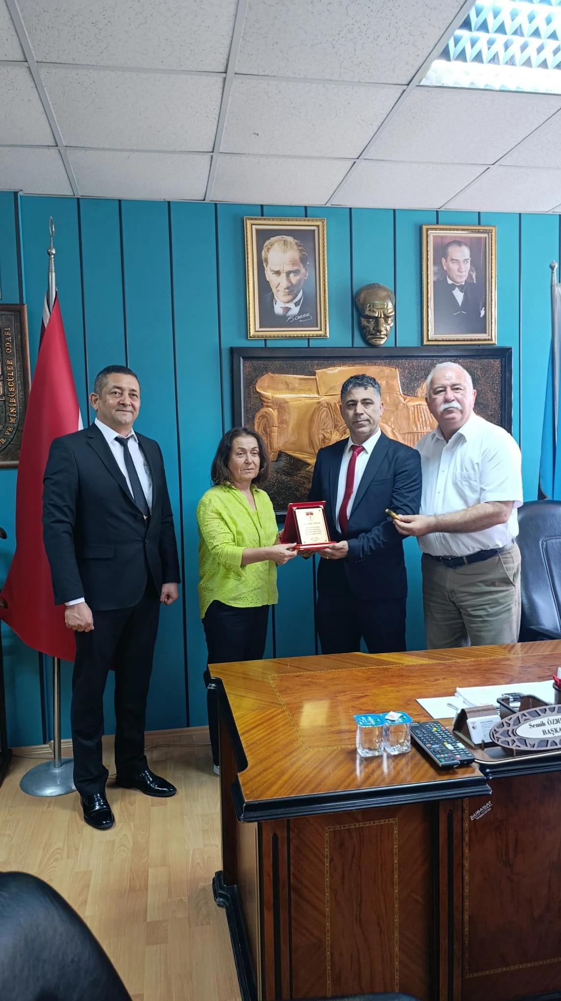 ŞEHİT EŞİNE SAYGI GÖSTEREN ŞOFÖRE PLAKET VE ALTINLA TEŞEKKÜR