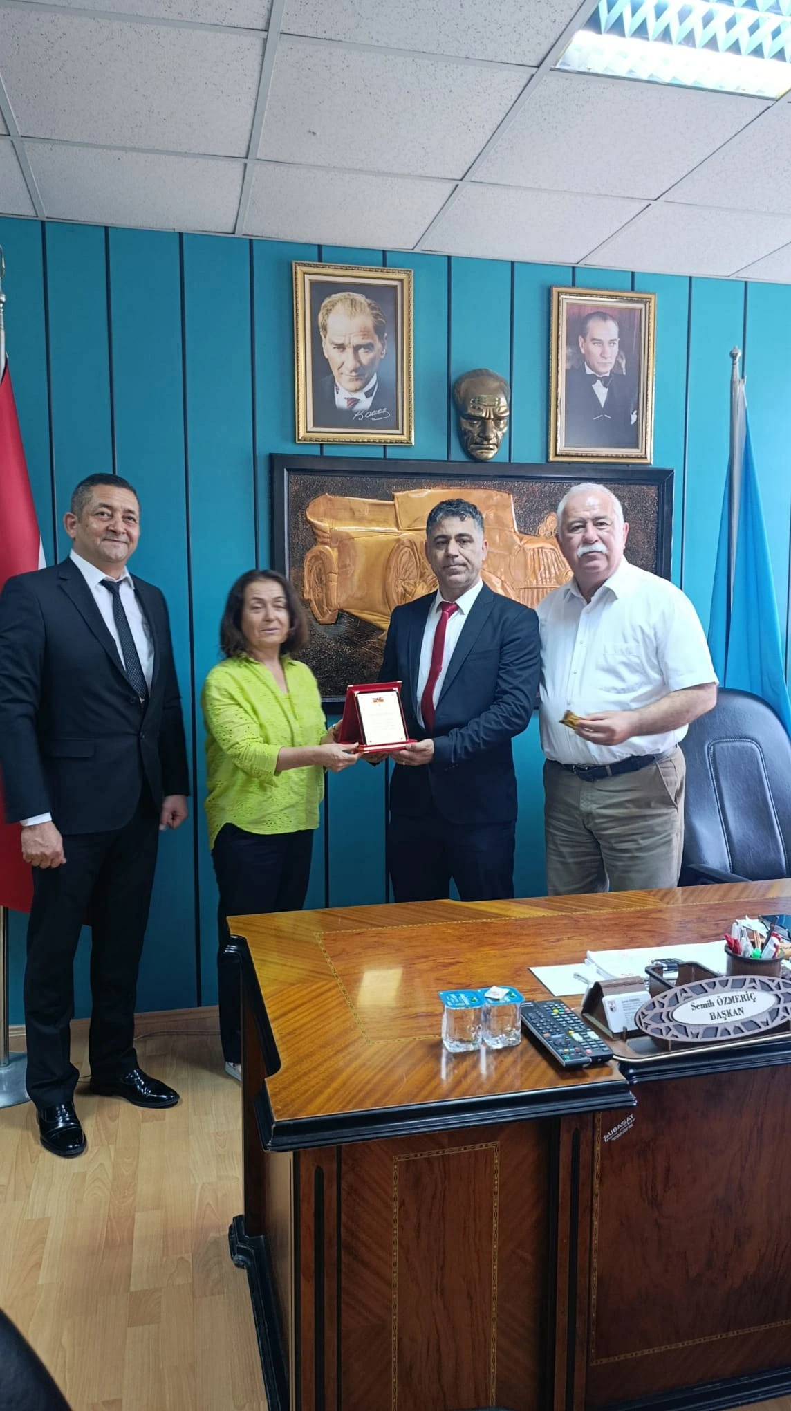 ŞEHİT EŞİNE SAYGI GÖSTEREN ŞOFÖRE PLAKET VE ALTINLA TEŞEKKÜR