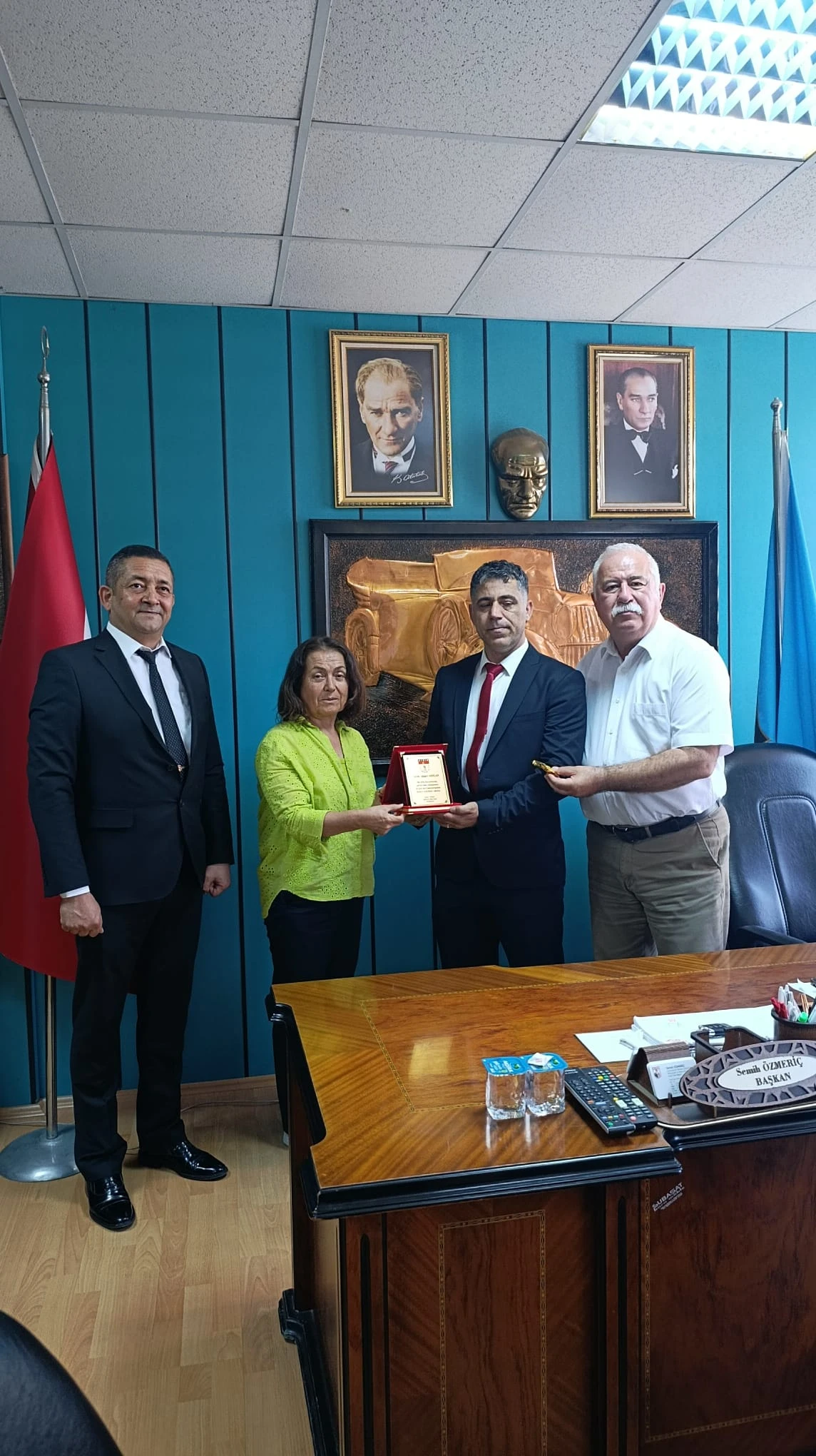 ŞEHİT EŞİNE SAYGI GÖSTEREN ŞOFÖRE PLAKET VE ALTINLA TEŞEKKÜR