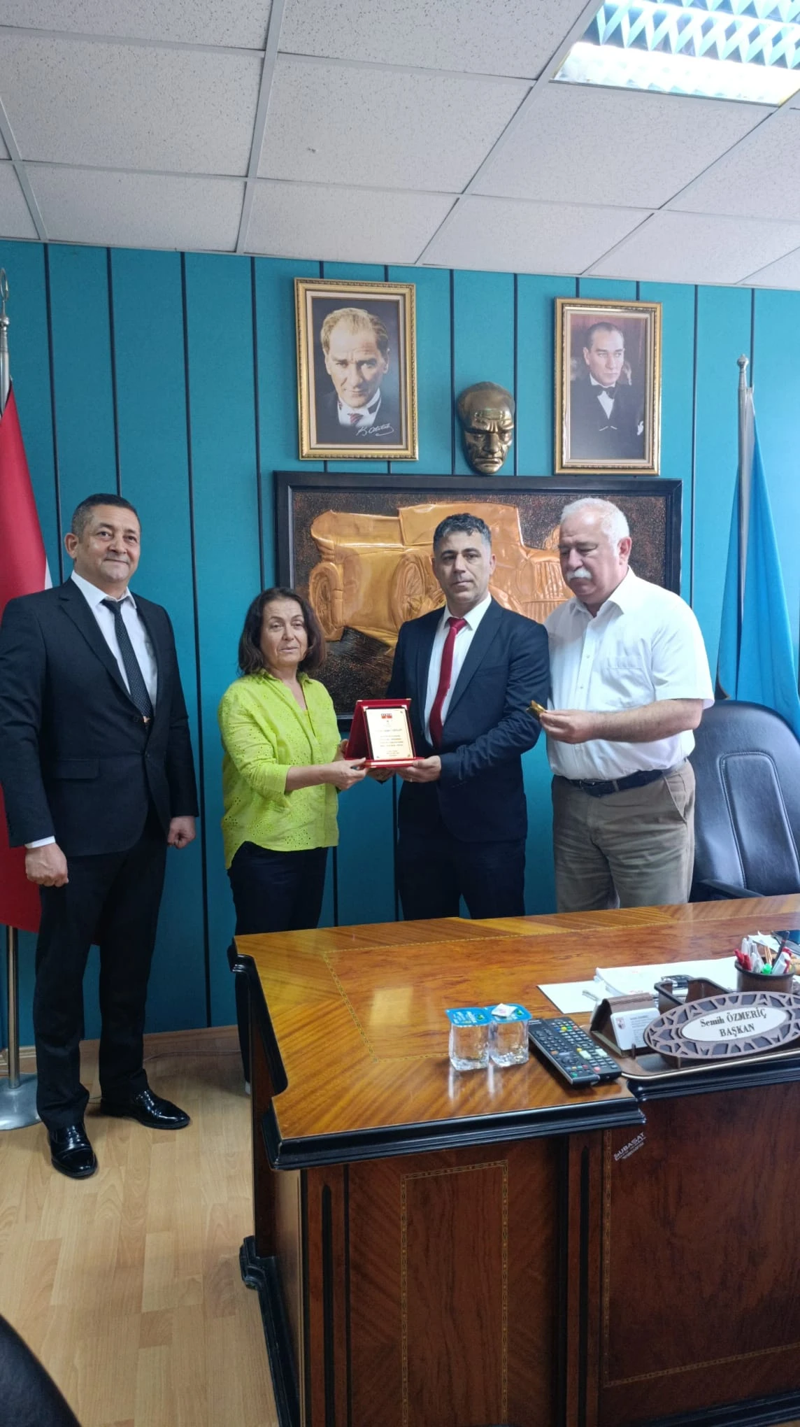 ŞEHİT EŞİNE SAYGI GÖSTEREN ŞOFÖRE PLAKET VE ALTINLA TEŞEKKÜR