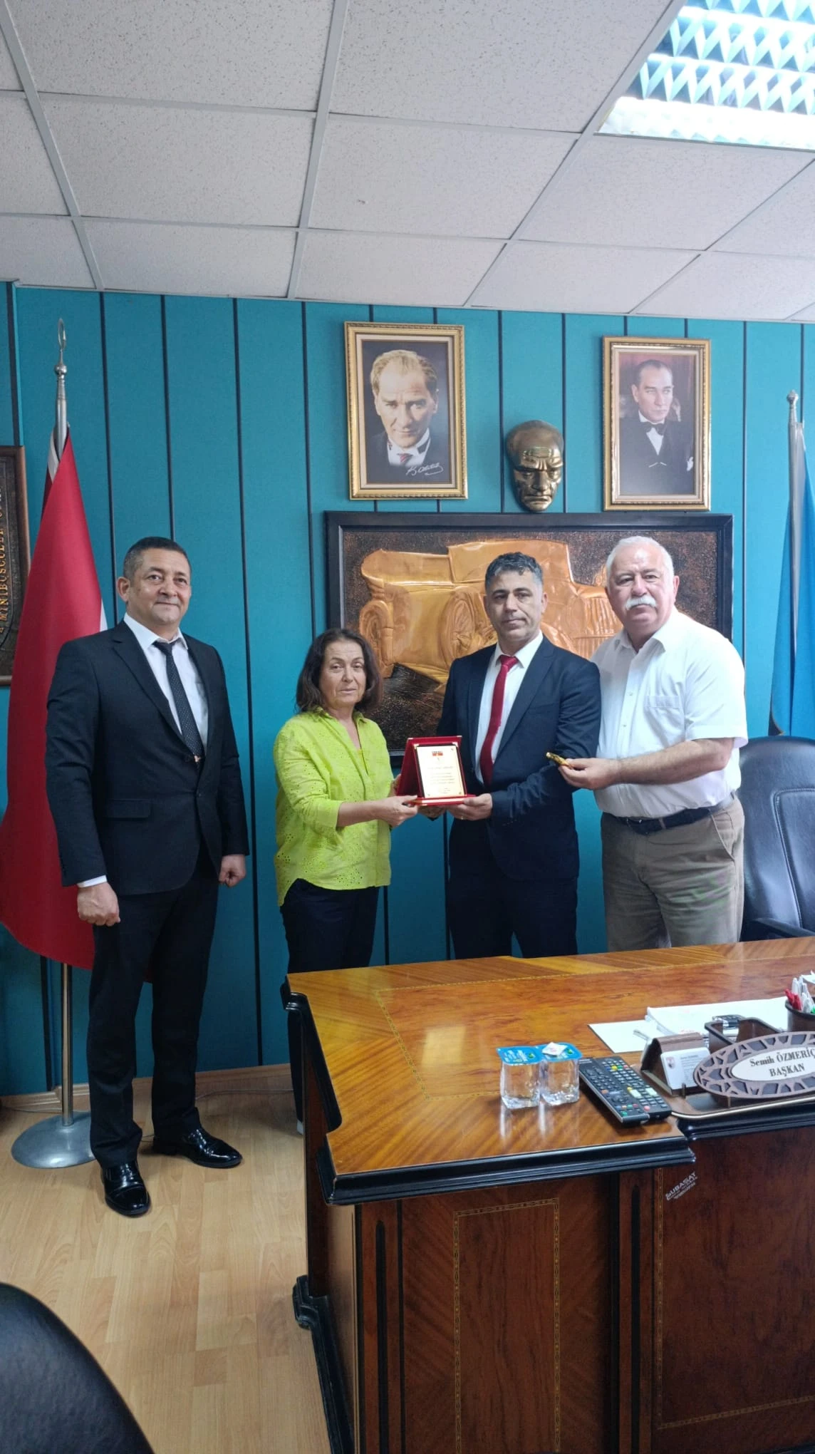 ŞEHİT EŞİNE SAYGI GÖSTEREN ŞOFÖRE PLAKET VE ALTINLA TEŞEKKÜR