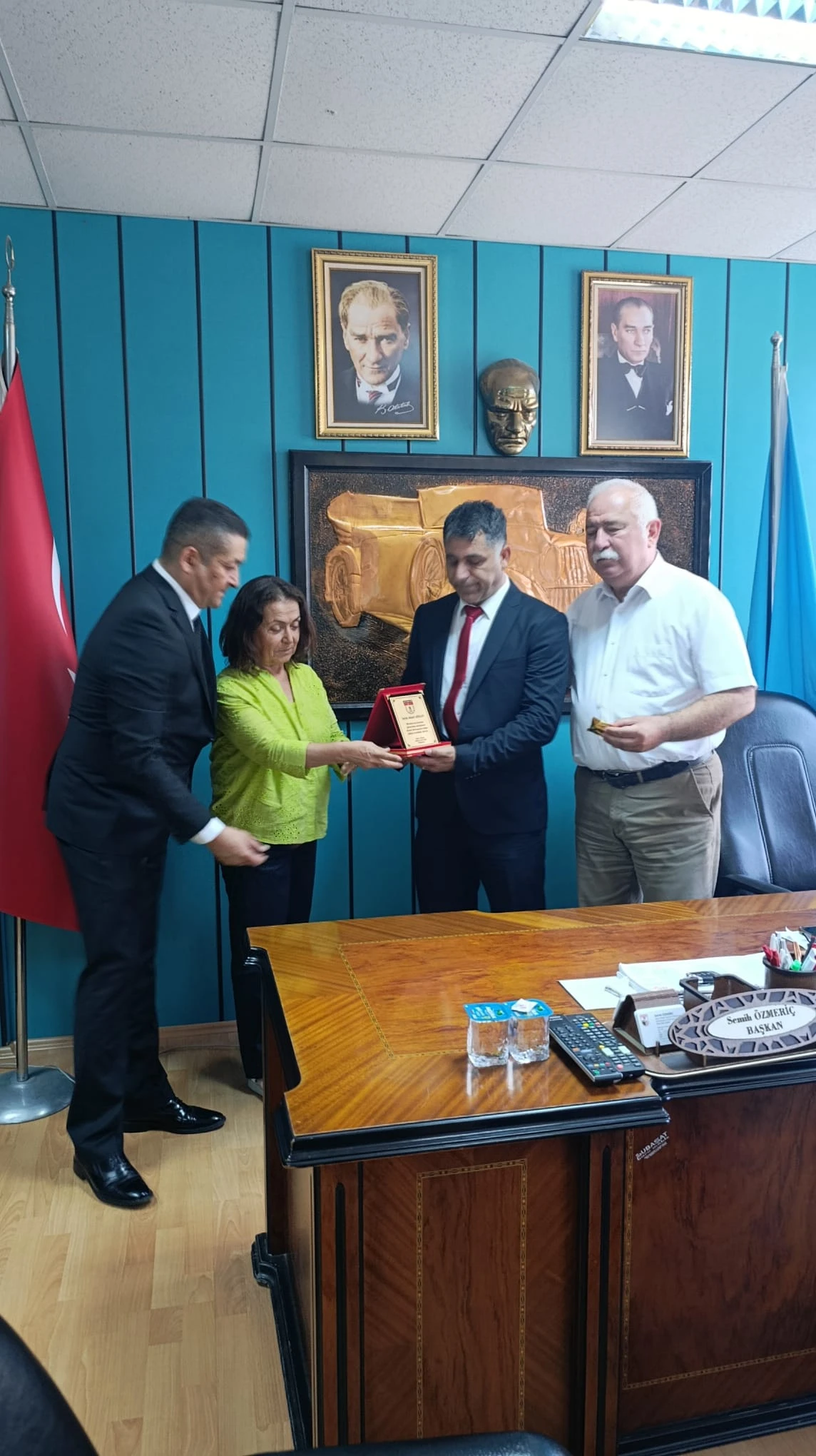 ŞEHİT EŞİNE SAYGI GÖSTEREN ŞOFÖRE PLAKET VE ALTINLA TEŞEKKÜR
