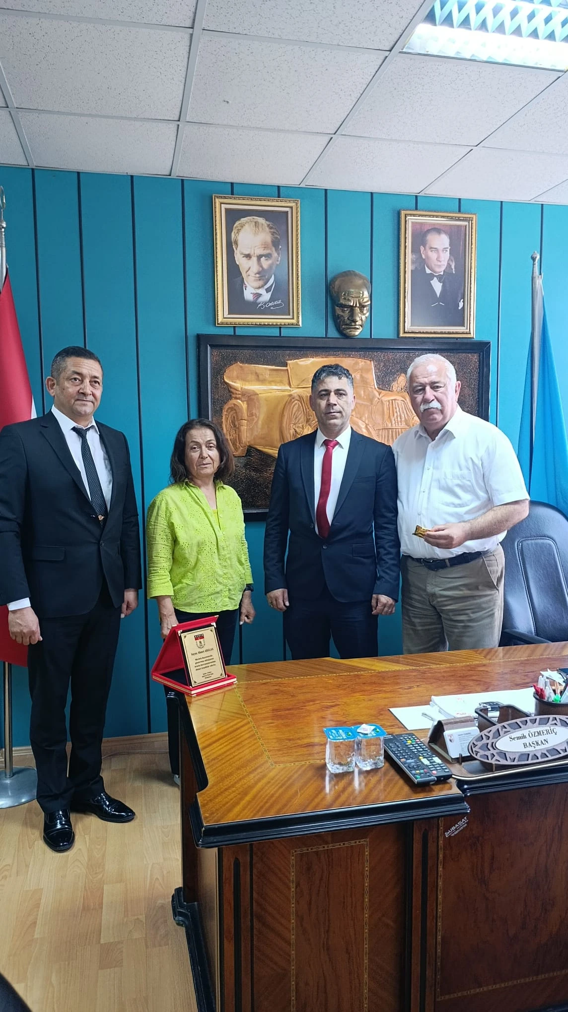 ŞEHİT EŞİNE SAYGI GÖSTEREN ŞOFÖRE PLAKET VE ALTINLA TEŞEKKÜR